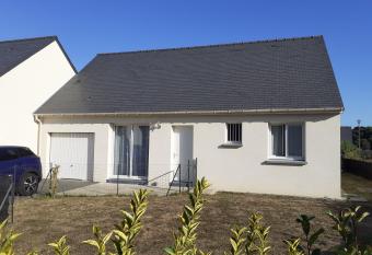 Maison familiale entre Dinard-St Malo-Dinan. has Balcony rooms