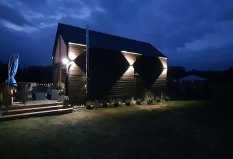 Domek mazurski ca  oroczny nad jeziorem z jacuzzi SPA has rooms with a private hot tub