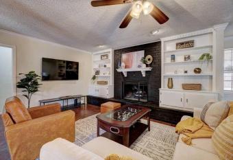 Lake Hefner - Spacious-King Bed-Foosball & Games allows 18 year olds to book a room