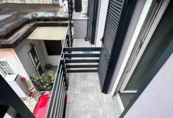 Pregevole Duplex a 1 minuto dalla metro has rooms with a private hot tub