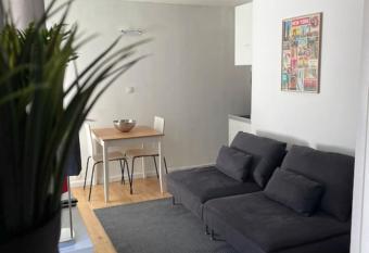 Nice And Comfortable 23m Near The Old Port has Balcony rooms