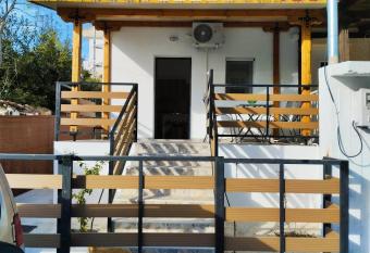 Nikolas  house allows 18 year olds to book a room