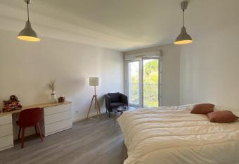 Nice Studio 37 M For 2 Near Downtown allows 18 year olds to book a room