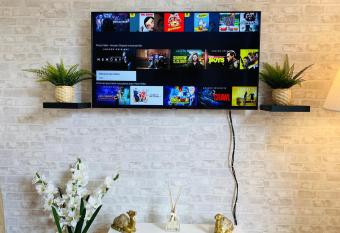 Jolie Studio Centre Ville allows 18 year olds to book a room