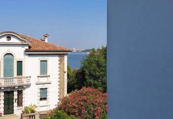 ATTICO AL LIDO DI VENEZIA CON VISTA SU VENEZIA has Balcony rooms