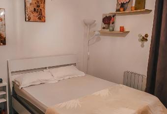 Superbe studio en plein centre ville de Rennes has Balcony rooms