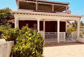 Villa de 3 chambres avec vue sur la mer jardin clos et wifi a Le Gosier a 2 km de la plage has Balcony rooms