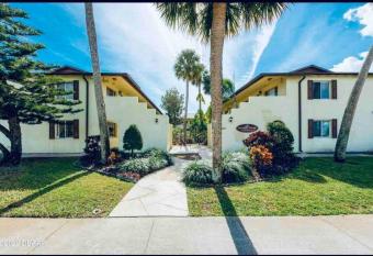 Lovely 2 bedroom 1 bathroom minutes from the beach allows 18 year olds to book a room