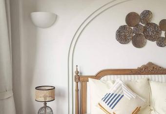 Chelona Beachfront Huahin has rooms with a private hot tub