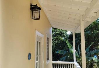 The Northside Cottage has Balcony rooms