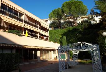 studio centre ville proche mer allows 18 year olds to book a room