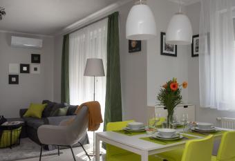 Sunny home near BUD with 2BR, AC and free parking allows 18 year olds to book a room