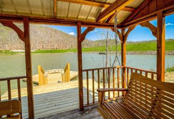 Newly Renovated - Pinecone Lodge with Private Lake has Balcony rooms