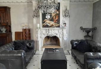 Luxurious floor Apartment, 15  from the Airport. allows 18 year olds to book a room