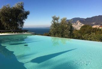 Guesthouse Grand View allows 18 year olds to book a room