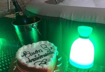 La Grotta has rooms with a private hot tub