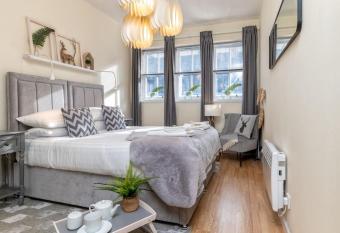 Silver Stone Suite - in the heart of Aberdeen has Balcony rooms