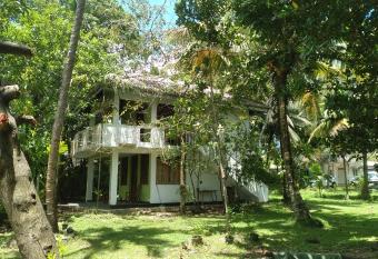 Madampa Ganga Villa. has Balcony rooms