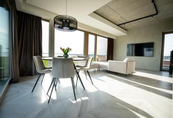 MARINIS Luxury Apartments - Svencel  s V  jai - 1st line by the Lagoon has rooms with a private hot tub