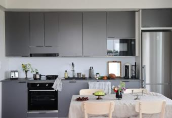 Uusi upea asunto j  rvin  k  alalla ja autohallilla has Balcony rooms