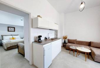 LOR apparemment in center of Adamas has Balcony rooms