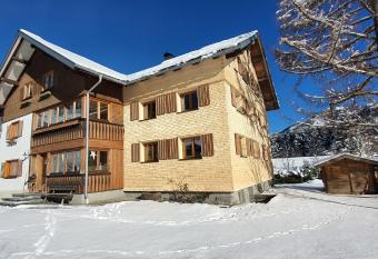 Ferienwohnung Zunzer allows 18 year olds to book a room