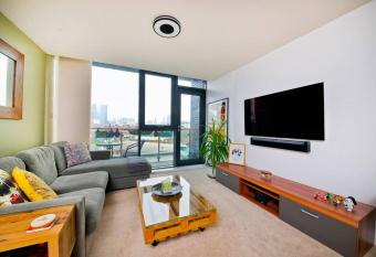 Central water-side apartment - Free Parking has Balcony rooms