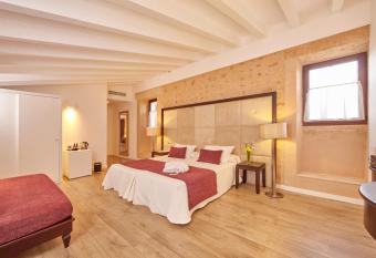 Bennoc Petit Hotel - Only Adults allows 18 year olds to book a room