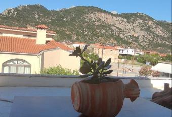 An Entire studio- Farida-Free Parking-Wifi allows 18 year olds to book a room