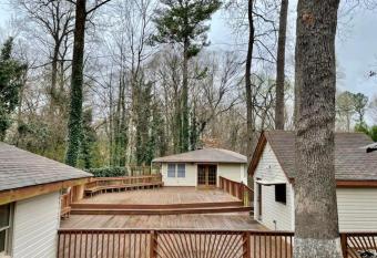 1 Acre 3 Bedroom home 15 min from Buckhead! allows 18 year olds to book a room