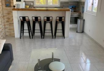 Rez de villa avec place de parking et vue mer. has Balcony rooms