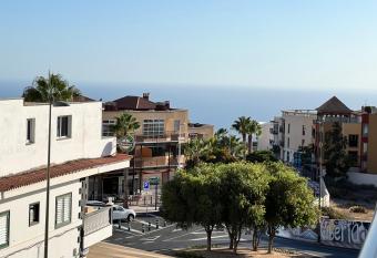 Apartamento en Adeje allows 18 year olds to book a room