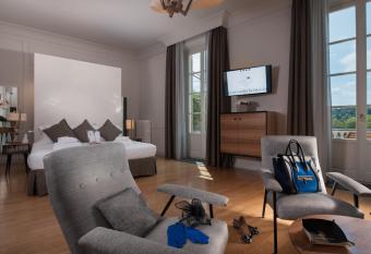 Hotel Lungarno Vespucci 50 allows 18 year olds to book a room