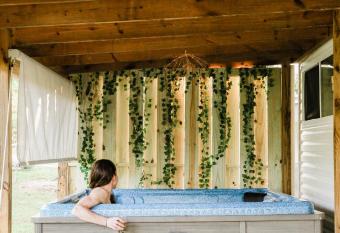 Moonlight Cottage - Your Romantic & Scenic Escape allows 18 year olds to book a room