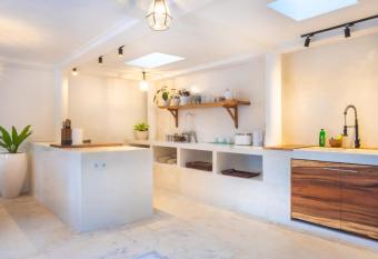 Ocean Star Villa One near KuDeTa Beach has rooms with a private hot tub