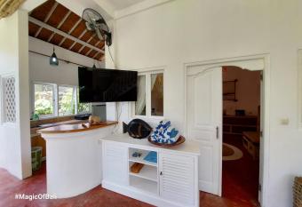 Ocean Star Villa Three Near KuDeTa Beach has rooms with a private hot tub