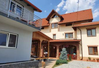 Apartament la cas     n curte comun   has Balcony rooms