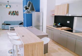 Logement Avignon : climatisation, garage, jardin has Balcony rooms