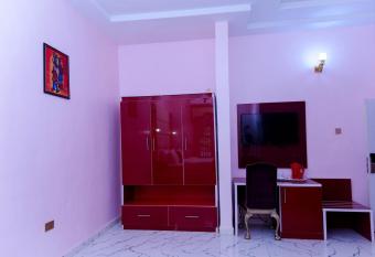 GOLDEN MOVIDA HOTEL has rooms with a private hot tub