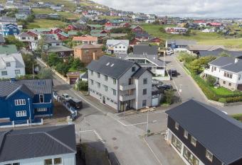 The Bird / Guesthouse / 10 min Walk Downtown allows 18 year olds to book a room