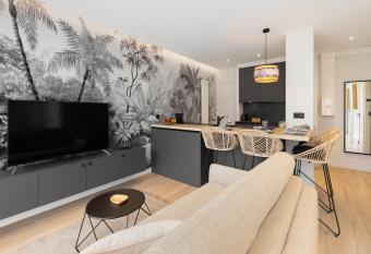 KENYA parking gratuit allows 18 year olds to book a room