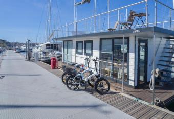 ALMALO Floating House - Casa Galleggiante has Balcony rooms