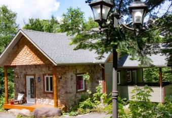 Chalet L'Envol  e near Tremblant has rooms with a private hot tub
