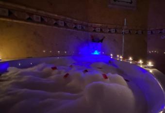 Villa Ros has rooms with a private hot tub