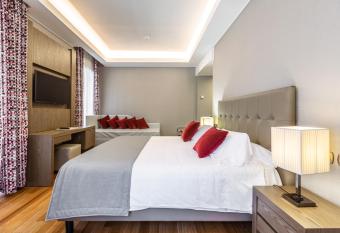 Hotel Delle Nazioni has rooms with a private hot tub