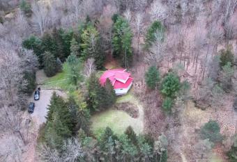 Stunning all season Cottage surrounded by nature! has Balcony rooms