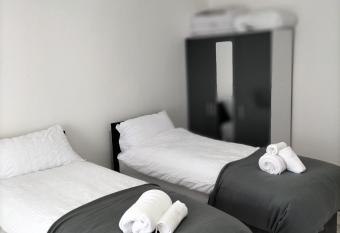 Remaj Service Accommodation, Sleep 8 allows 18 year olds to book a room
