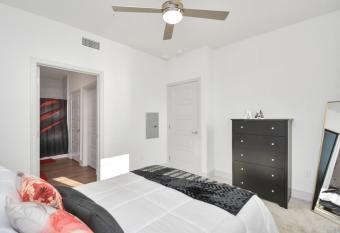 Stylish Luxe 1BR With Pool and Gym has Balcony rooms