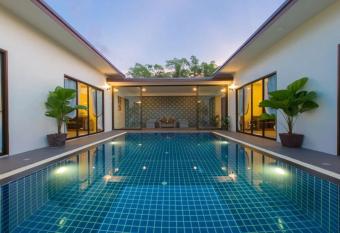 The Casita Phuket (SHA+) allows 18 year olds to book a room