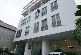 RoomQuest Bangkok Sukhumvit 50 allows 18 year olds to book a room
